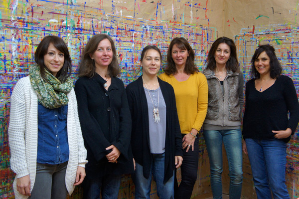 Six femmes veulent créer un atelier de peinture