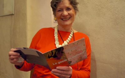 Isabelle Filliozat découvre les livrets du Geste de peindre